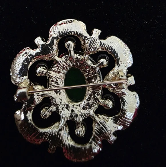 Brooch With Elegant Gold Tone Green Pearl and  Rhinestones Brooch Pin 2.13"x2" - Picture 3 of 3